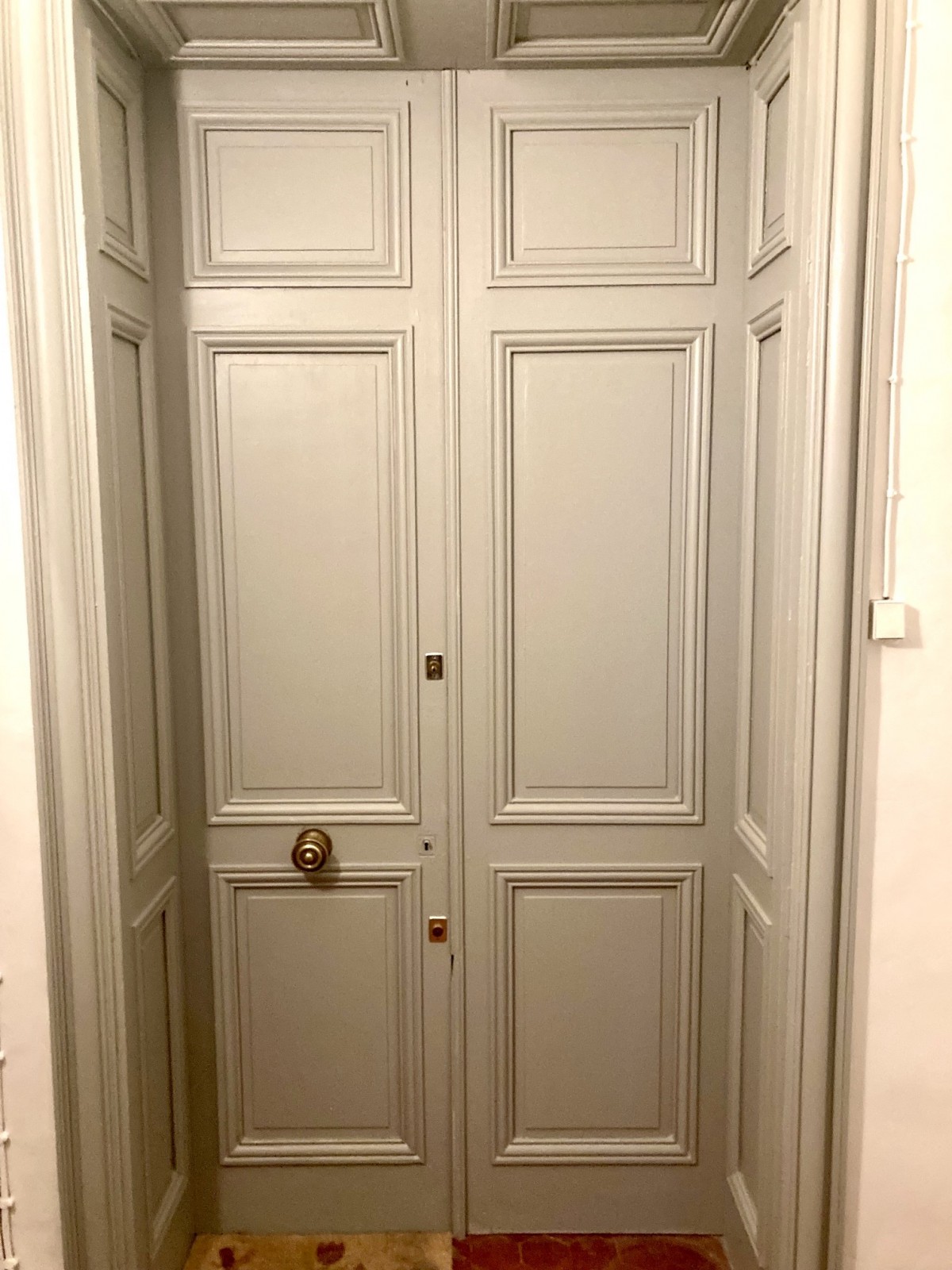 Equiper une porte en bois ancienne contre la cambriolage à Grignan dans le Vaucluse