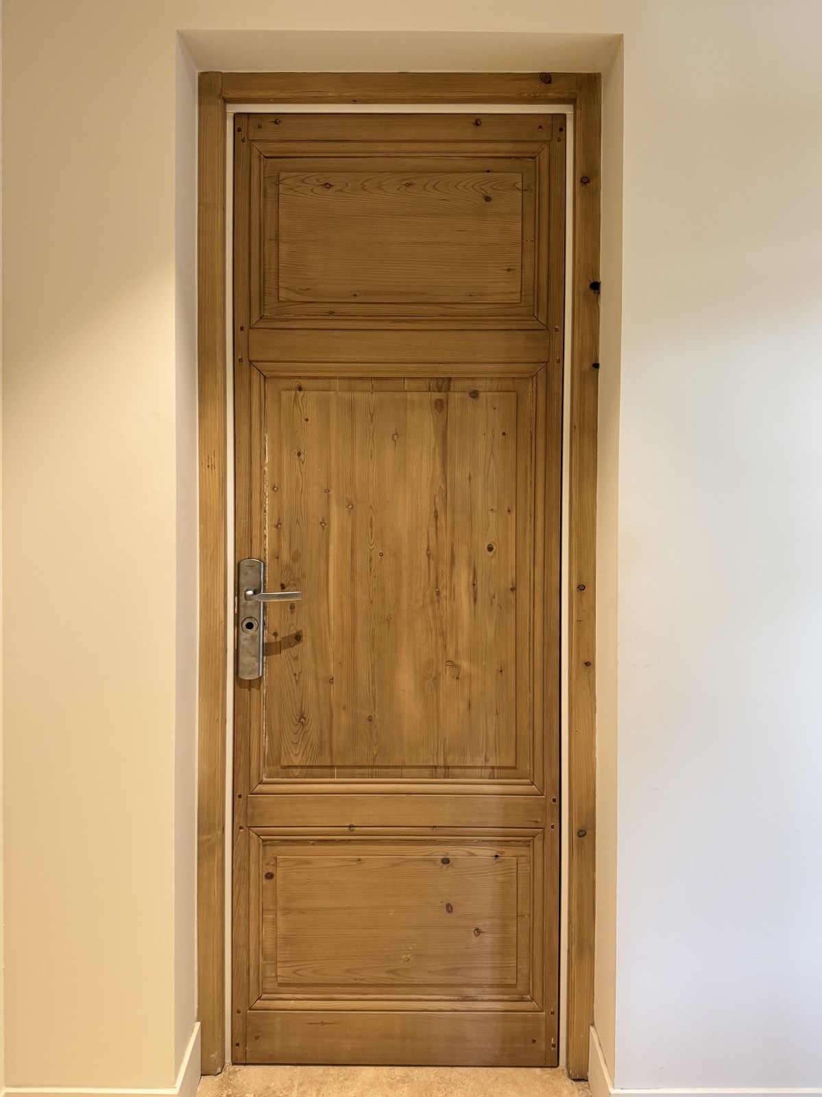 Porte d'intérieure en bois blindée à Avignon dans le centre ville