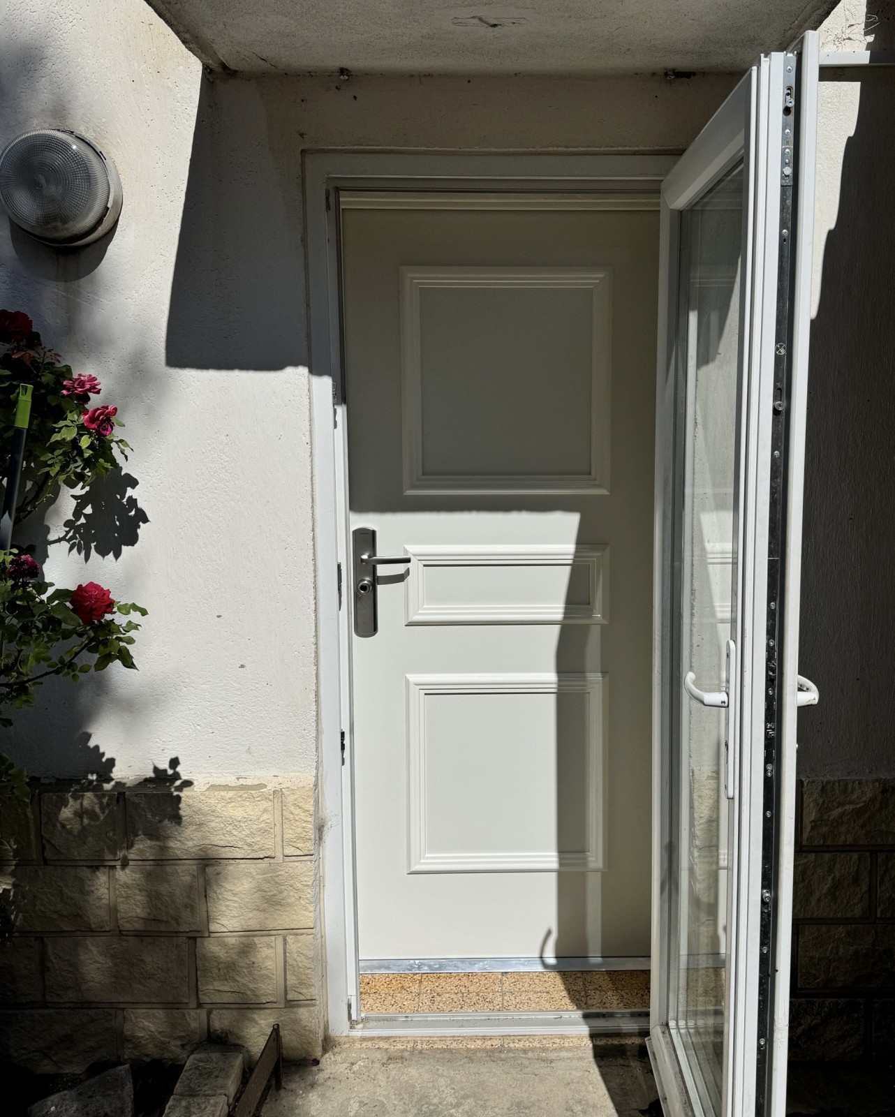 Porte de maison sur mesures avec moulures à Avignon dans le Vaucluse