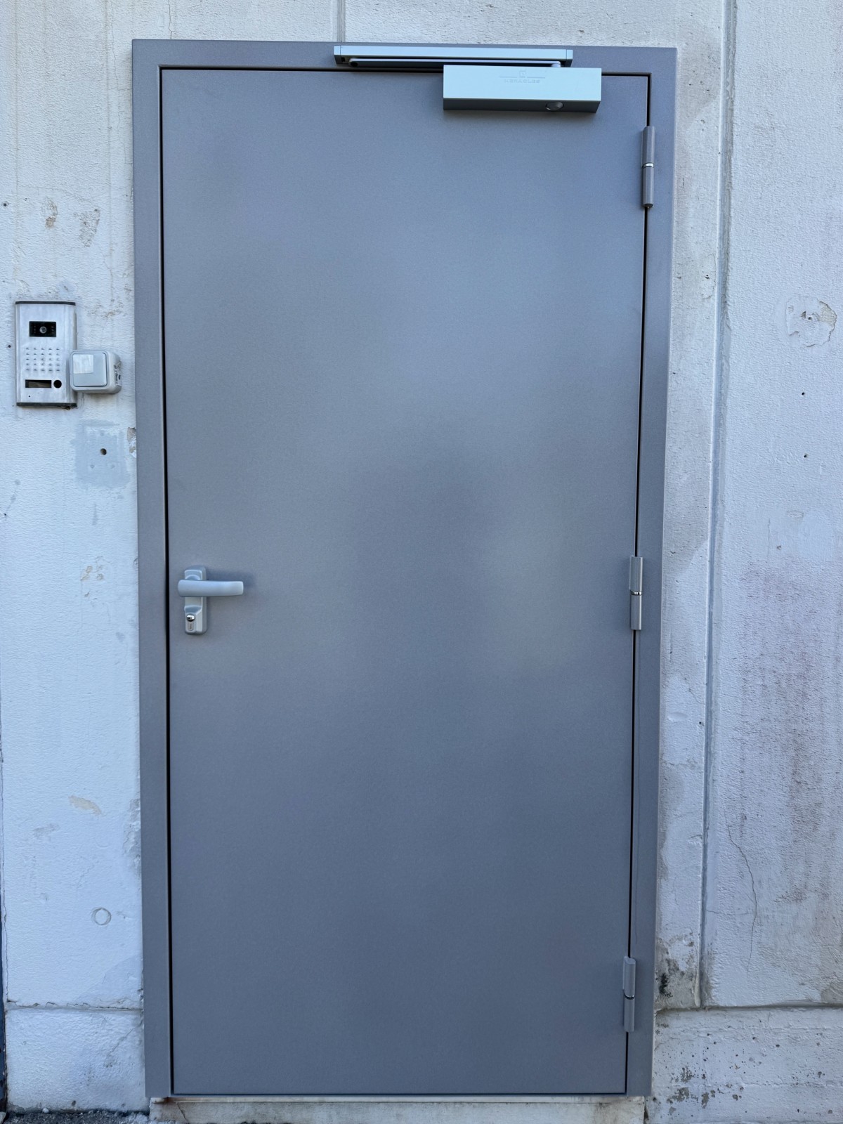 Fabrication et installation de porte technique pour local commercial aux Angles près d'Avignon