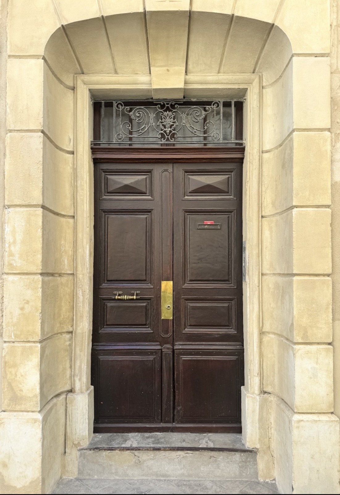 Faire installer une serrure de sécurité sur une porte d'entrée d'immeuble ancienne à Arles dans les Bouches du Rhône