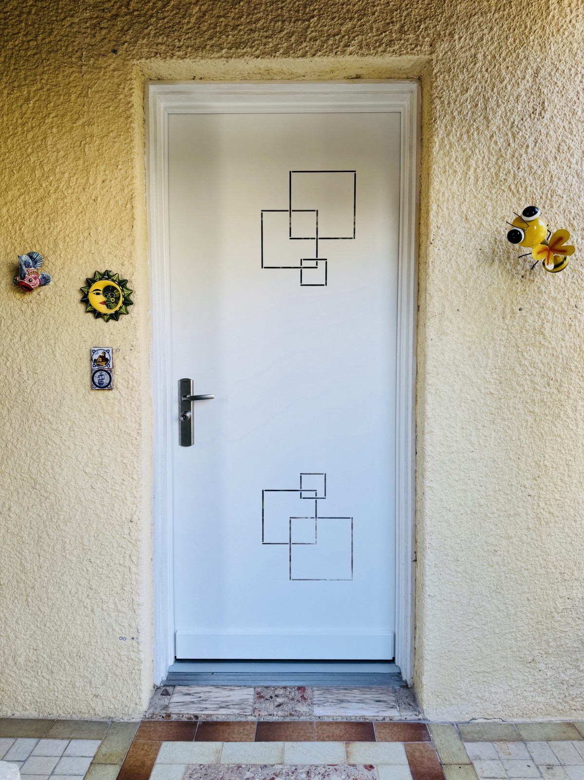 Faire installer une porte d'entrée sur mesures moderne contre le cambriolage à Arles dans les Bouches du Rhône