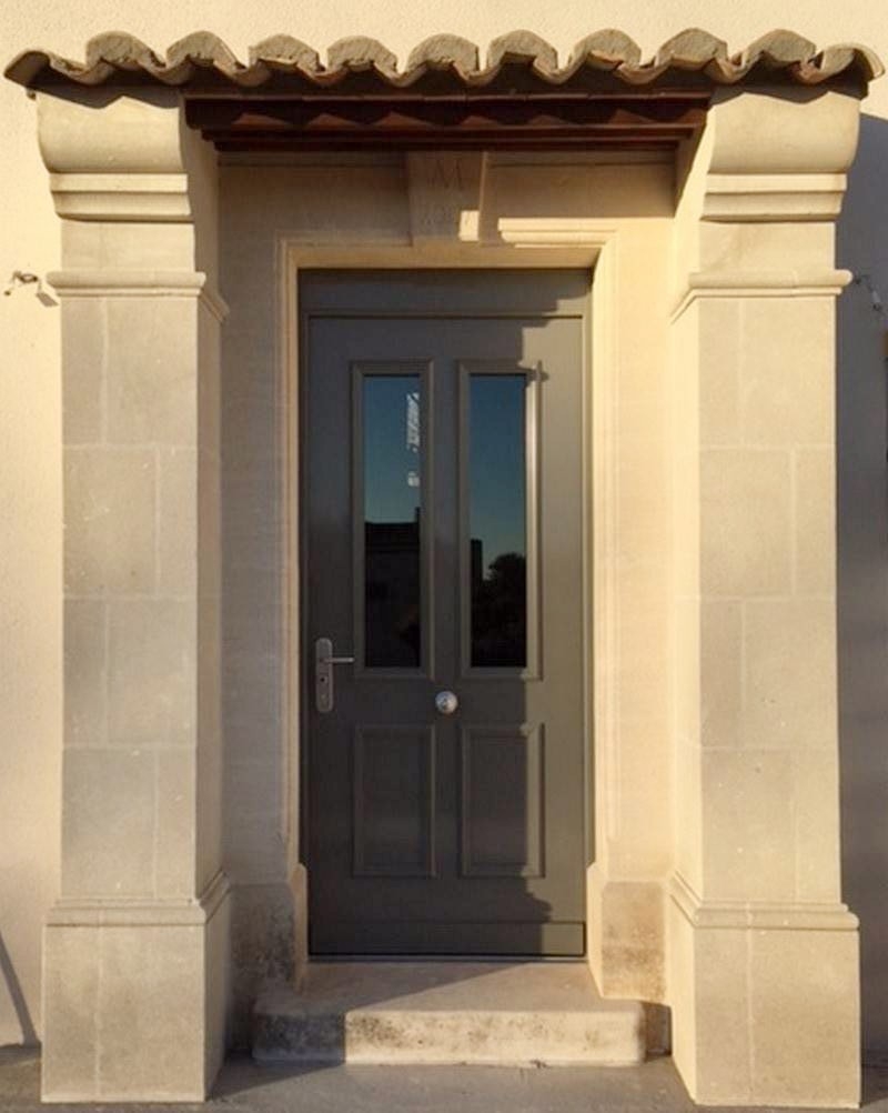 Installer une porte d'entrée vitrée pour villa sur mesures à Avignon dans le Vaucluse