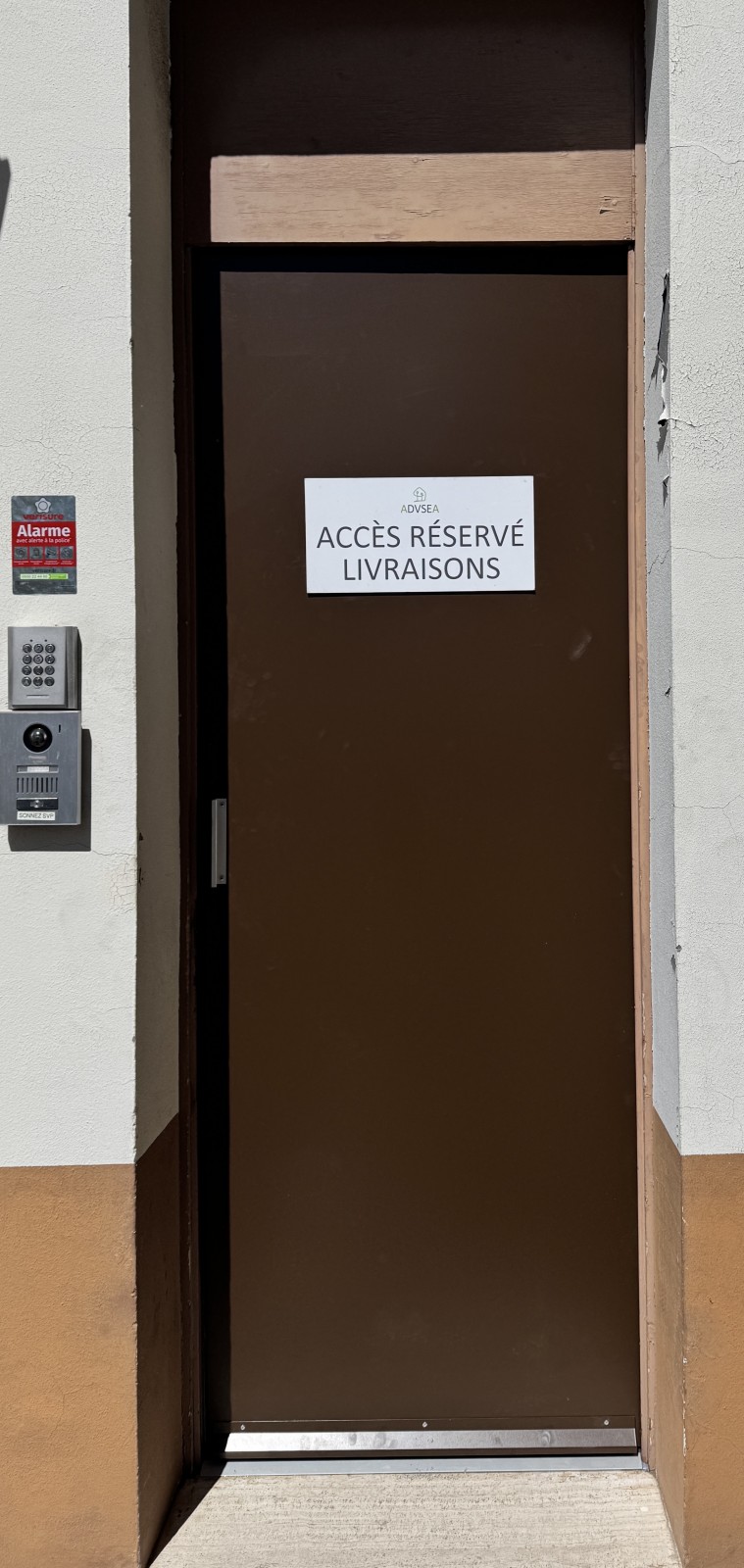 Installation d'une porte technique avec contrôle des accès à Avignon dans le Vaucluse