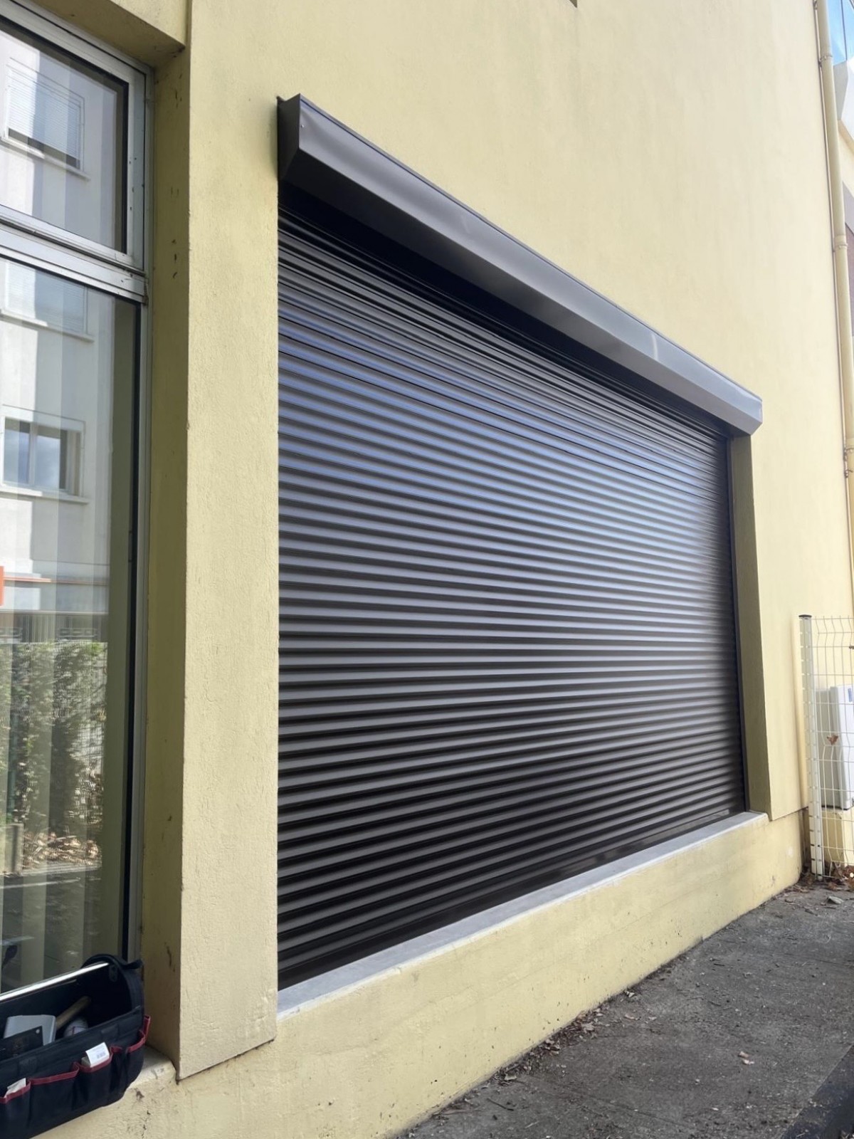 Faire installer un volet roulant en aluminium de grande taille en couleur à Avignon dans le Vaucluse