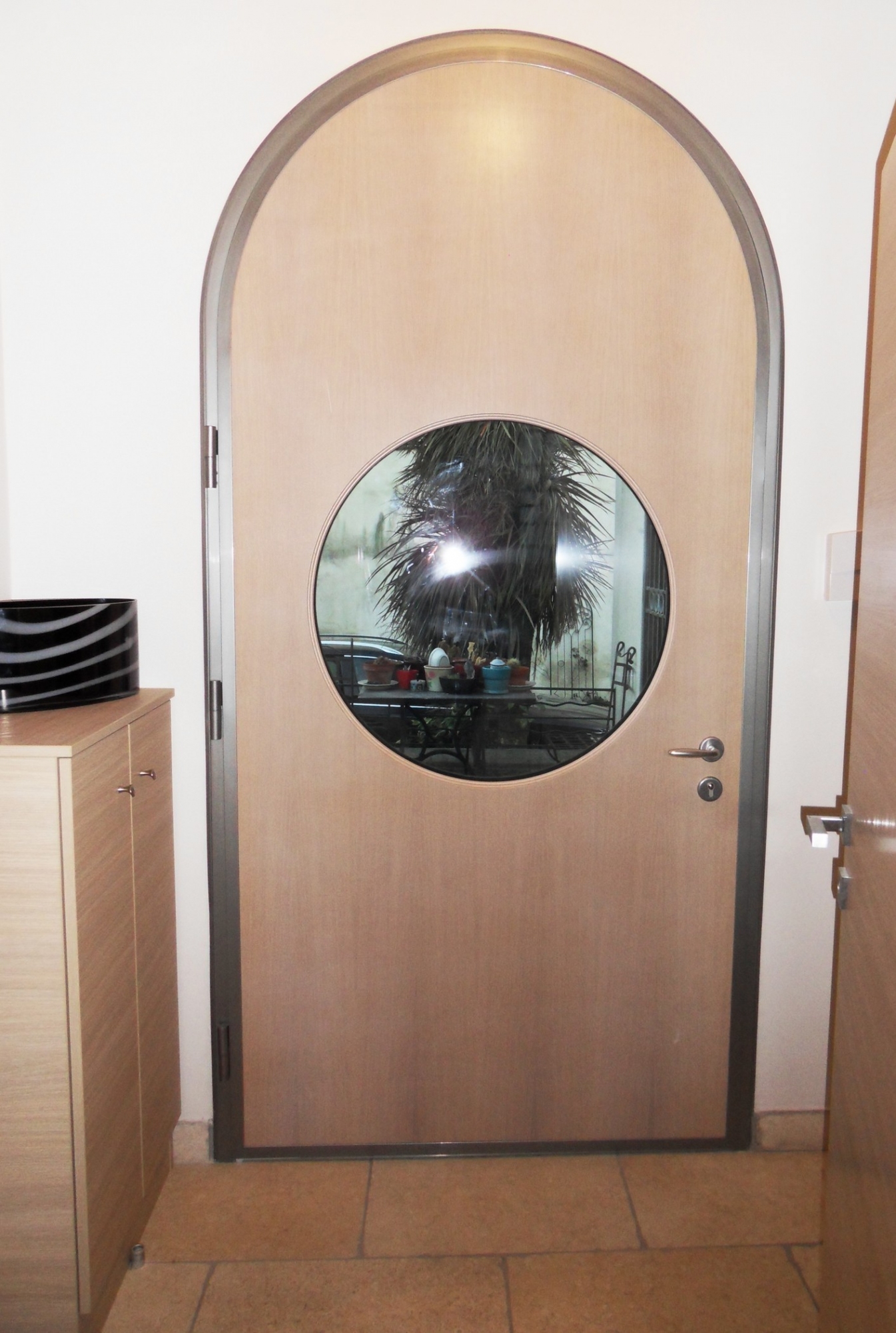 Porte blindée Alias hublot en chêne blanchi sur une maison de ville dans le Vaucluse