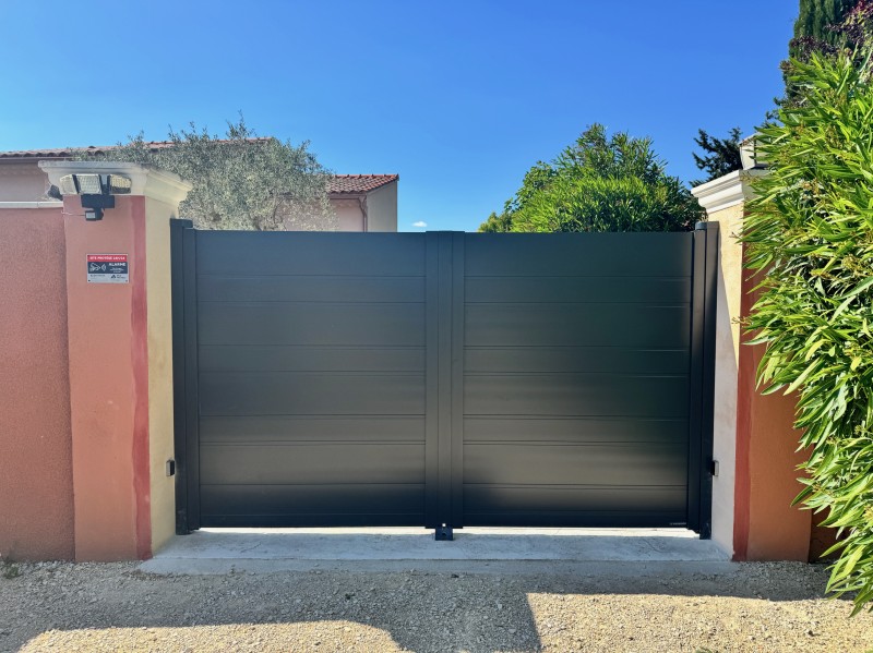 Faire installer un portail en aluminium motorisé sur mesures à Vedène dans le Vaucluse
