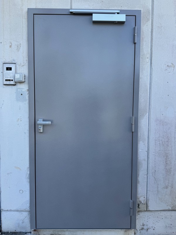 Fabrication et installation de porte technique pour local commercial aux Angles près d'Avignon