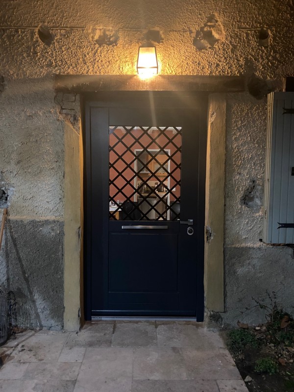 porte d'entrée vitrée de sécurité à Avignon dans le Vaucluse