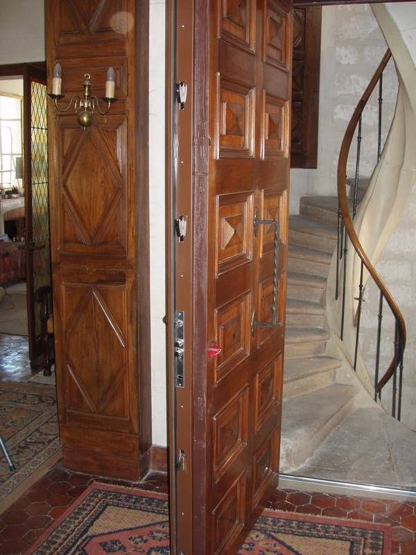 Porte blindée en bois mouluré sur un appartement en centre ancien à Avignon dans le Vaucluse