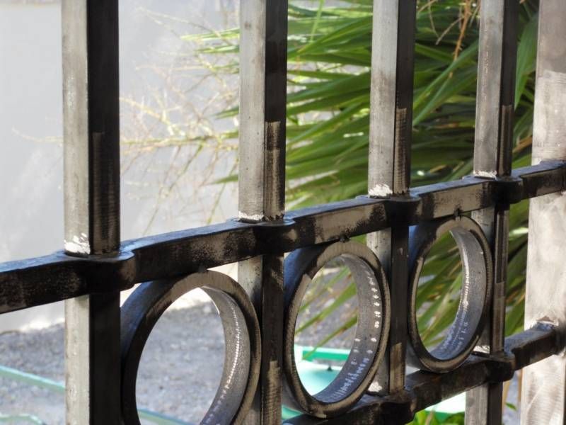 Pose de grilles en fer forgé sur mesures à Avignon dans le Vaucluse