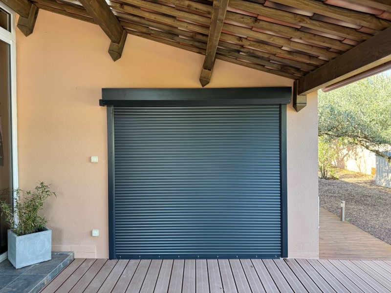 Installation d'un volet roulant de sécurité en aluminium fichet Valmy certifié A2PR2 à Avignon dans le Vaucluse