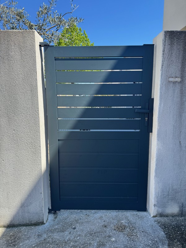 Faire installer un portillon en aluminium La Toulousaine sur mesure à Saint Saturnin les Avignon dans le Vaucluse