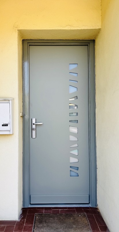 Faire remplacer ma porte d'entrée de villa à Avignon dans le Vaucluse