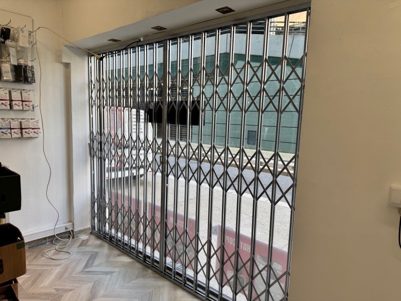 Acheter et faire installer une grille extensible en métal pour magasin à Avignon dans le Vaucluse 