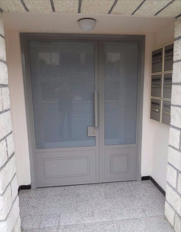 Faire installer une porte d'immeuble en fer forgé avec vitrage de sécurité sur mesures à Avignon